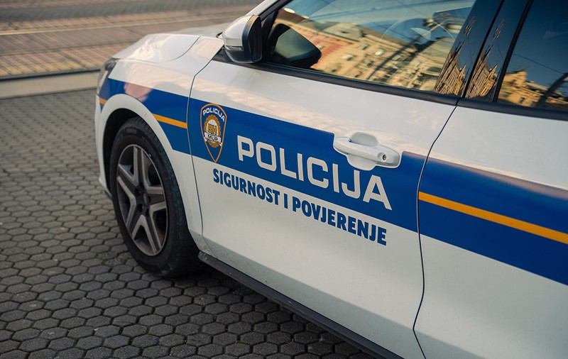 Polițiștii întrețineau relații intime în mașina de serviciu, scandalul care zguduie Croația: „Clipurile au fost descoperite de soțul femeii!”