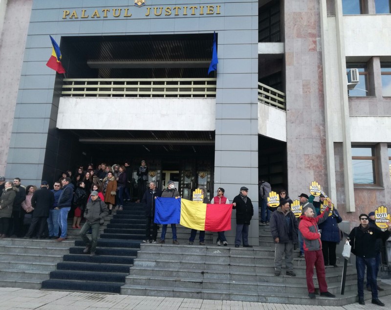 FOTO/VIDEO| Sute de magistrați au protestat în orașe din țară, nemulțumiți de modificările la legile justiției