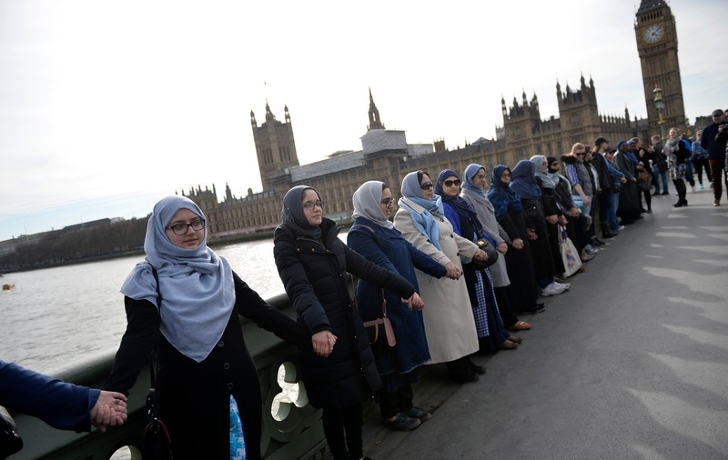 Lanț uman pe podul Westminster. Gestul făcut de mai multe femei musulmane | FOTO