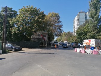 Proprietatea familiei Sârbu este împrejmuită cu un gard de avarie montat de muncitori