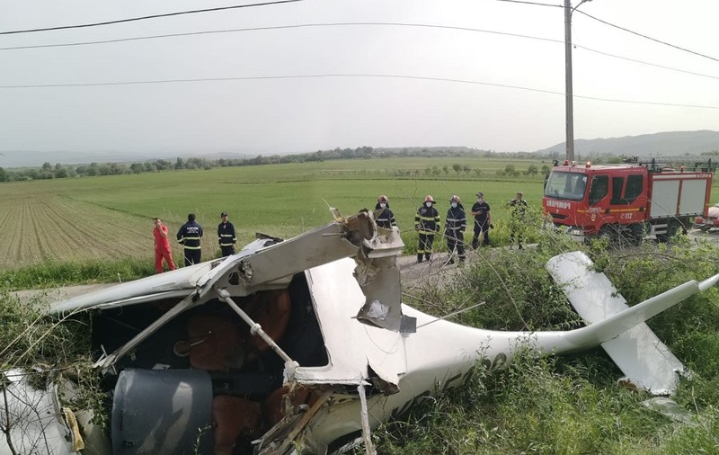Un avion de mici dimensiuni a aterizat forţat în Alba. Pilotul a fost rănit