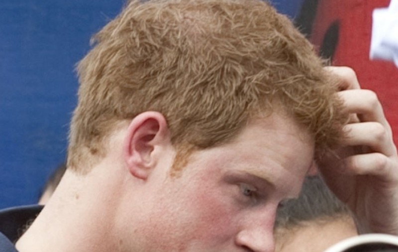 ALERTĂ LA BUCKINGHAM! Pozele cu prinţul HARRY GOL PUŞCĂ sunt abia începutul. AMENINŢARE CUMPLITĂ pentru familia regală