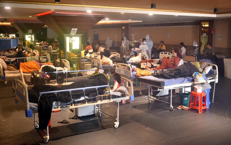 Pacienți cu COVID, înghesuiți în salonul unui spital din India. Sistemul medical din această țară este aproape de colaps | Foto: EPA