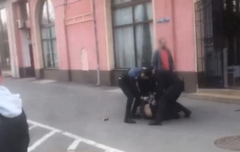 VIDEO | Un  agent şef de la Penitenciarul Oradea a fost atacat cu spray lacrimogen de un fost deţinut în plină stradă!