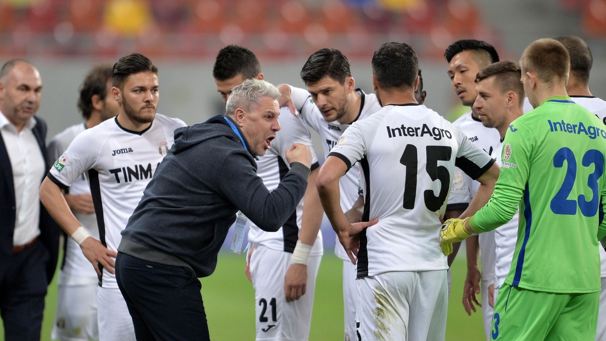 Marius Sumudica, antrenorul echipei Astra Giurgiu, da indicatii jucatorilor inainte de inceperea meciului de fotbal contra echipei Dinamo, din etapa a IV- a a play off-ului Ligii 1, disputat pe stadionul Arena Nationala din Bucuresti, joi, 6 aprilie 2017. ALEXANDRU DOBRE / MEDIAFAX FOTO