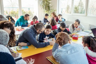 Voluntari care lucrează pentru ajutorarea copiilor. Foto: Asociația Casa Bună