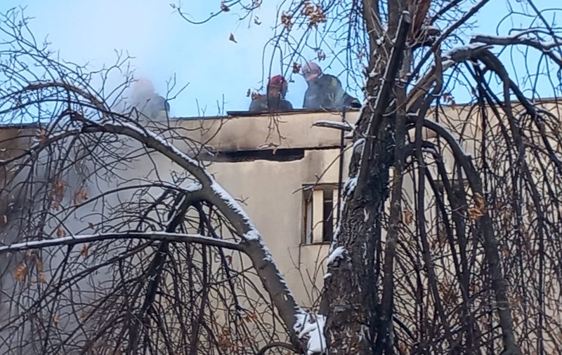 A murit bebelușul de 5 luni cu care mama a sărit în brațe de la etajul 3, după ce apartamentul lor din Iași a luat foc
