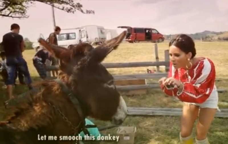 "Mamaie" Inna, ÎNDRĂGOSTITĂ de un... MĂGAR! | VIDEO INEDIT