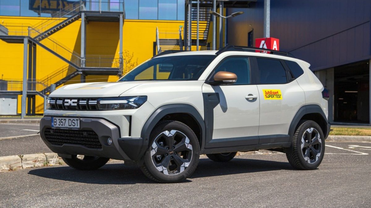 Dacia Duster nou culaore gri simpla in fata la magazinul Ikea