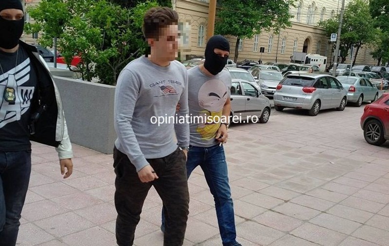 Elev «săltat» pentru pornografie infantilă! Și-a filmat iubitele în timpul partidelor de sex și a pus imaginile pe internet