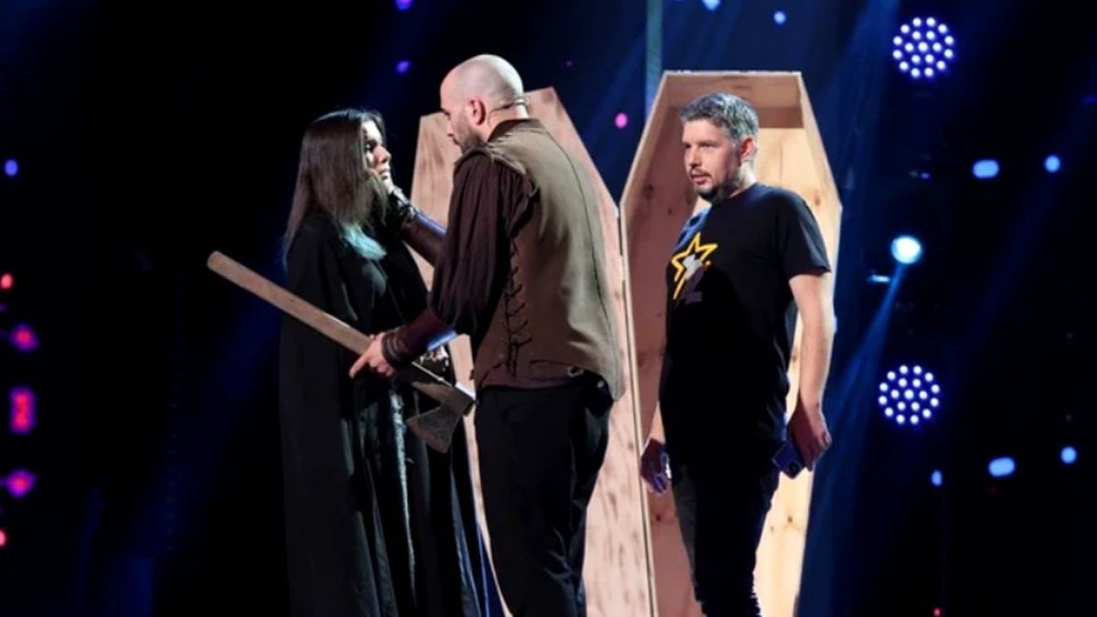 Cătălin Neamțu (în dreapta, cu fața) la „Românii au talent”