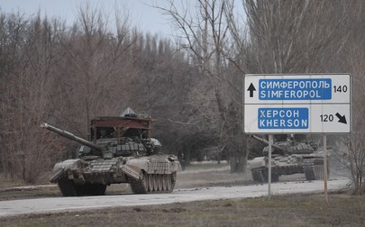 Tancuri rusești T-72 circulă de-a lungul unui drum la punctul de control Dzhankoy din partea de nord a Crimeei, pe 24 februarie 2022, în prima zi de invazie a Ucrainei | Foto: Hepta