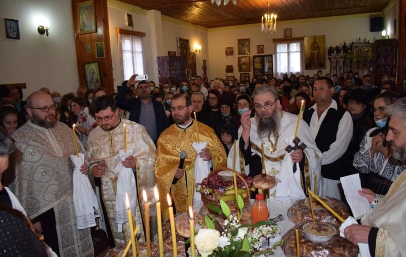 Şase preoţi din judeţul Botoşani au fost amendați după o slujbă cu peste 100 de persoane