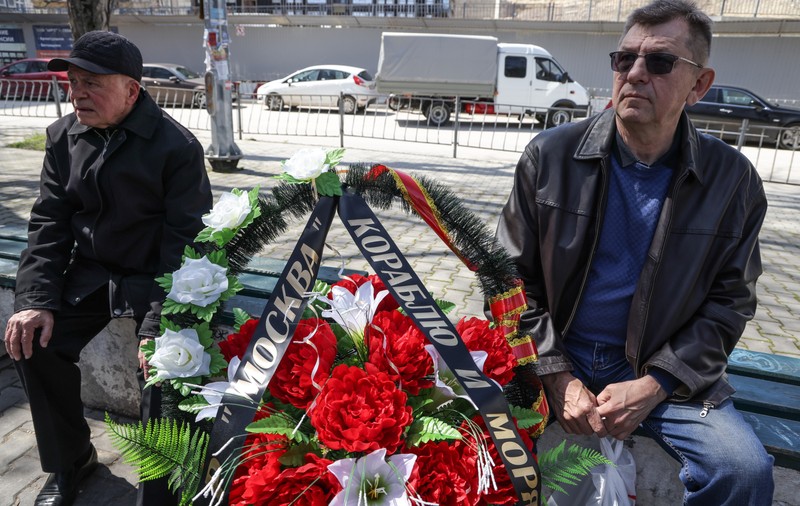 Coroane mortuare cu mesajul „Pentru navă și echipaj” la ceremonia dedicată navei Moskva, deși Rusia nu recunoaște că au murit marinari. Ce spune Kremlinul