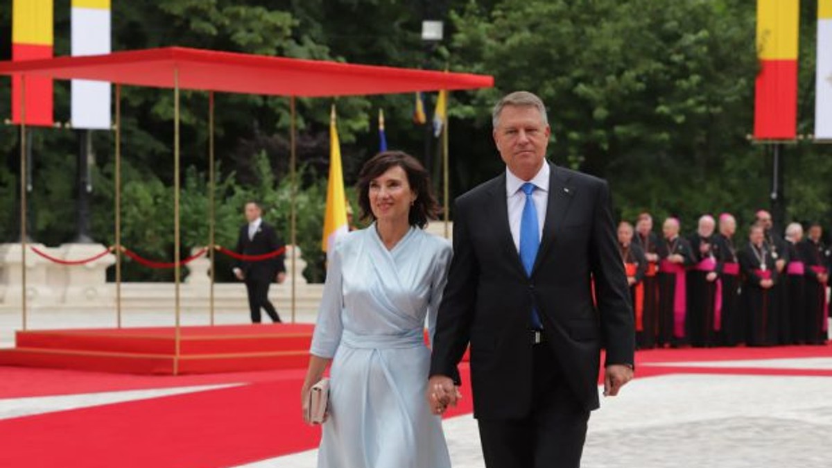 Carmen Iohannis și-a schimbat ținuta la vizita papei Francisc la Catedrala Mântuirii neamului. Cum s-a îmbrăcat prima doamnă a României | FOTO
