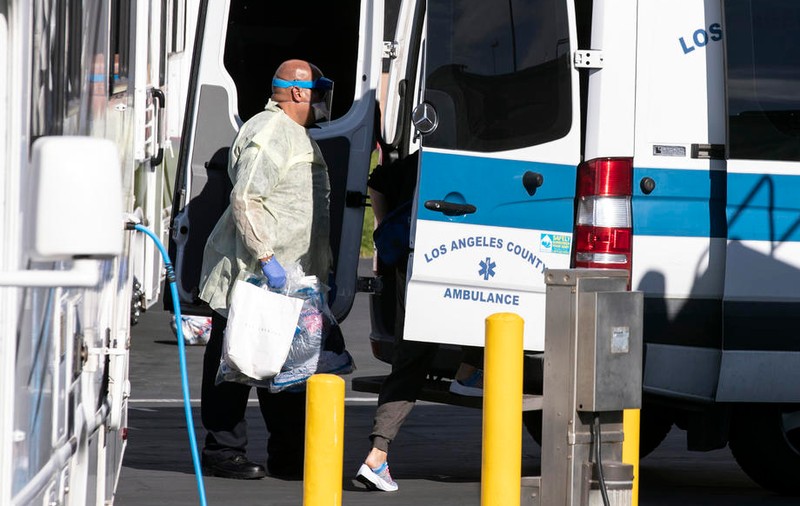 Situație tot mai gravă în Los Angeles din cauza COVID. Pacienții cu șanse mici de supraviețuire nu mai sunt preluați de ambulanțe
