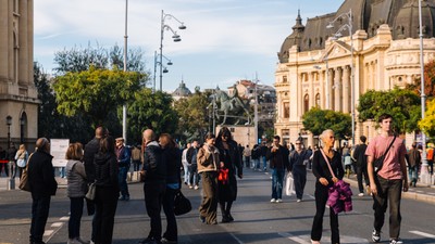 oameni-strazi-deschise