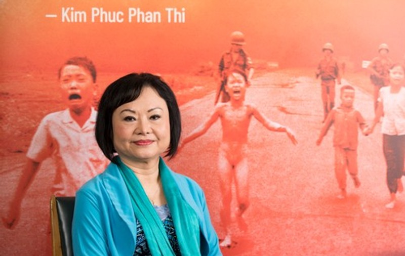 „Fata Napalm”, Phan Thi Kim Phuc, și-a încheiat tratamentul pentru arsuri la 50 de ani după atacul asupra satului ei din Vietnam