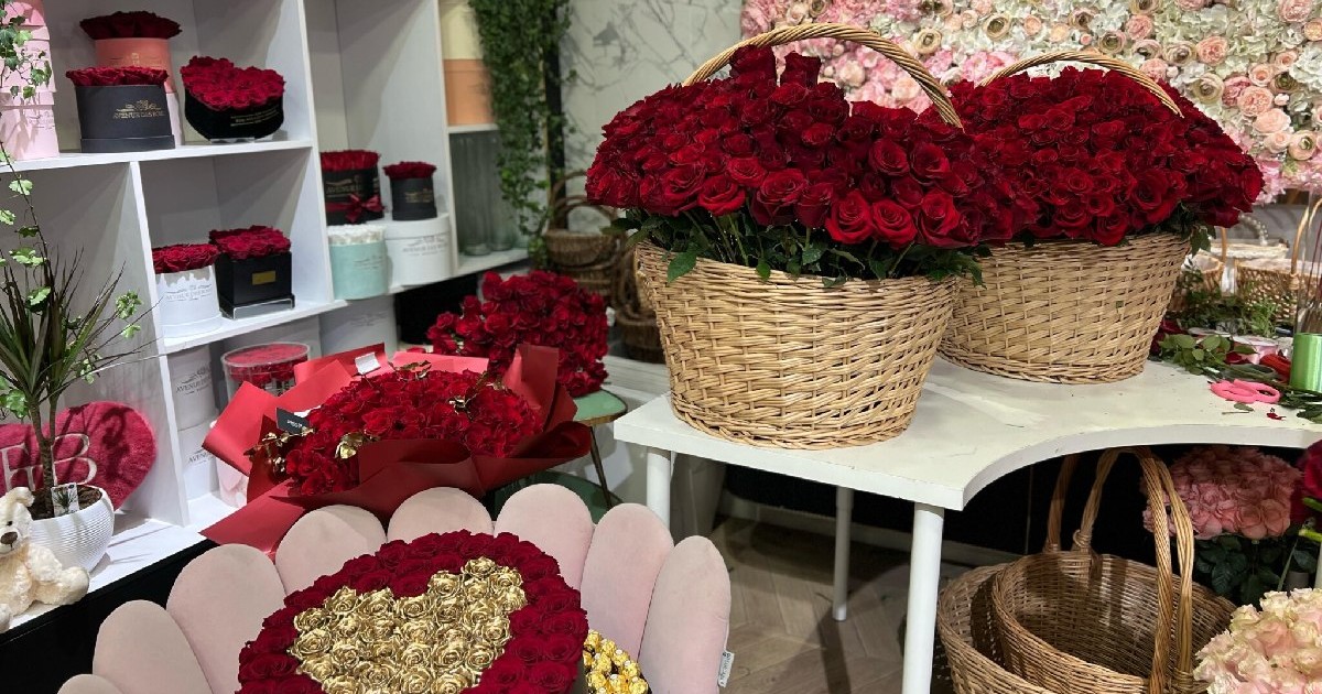 Florărie din Cluj - de Ziua Îndrăgostiților, coșuri cu trandafiri roșii, trandafiri roz, aranjamaente florale