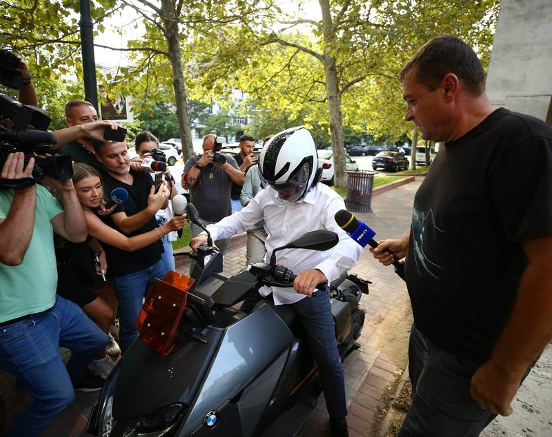 Tatăl lui Vlad Pascu, cercetat pentru vătămare corporală, după ce a intrat cu scuterul într-un grup de jurnaliști, la ieșirea de la sediul DIICOT