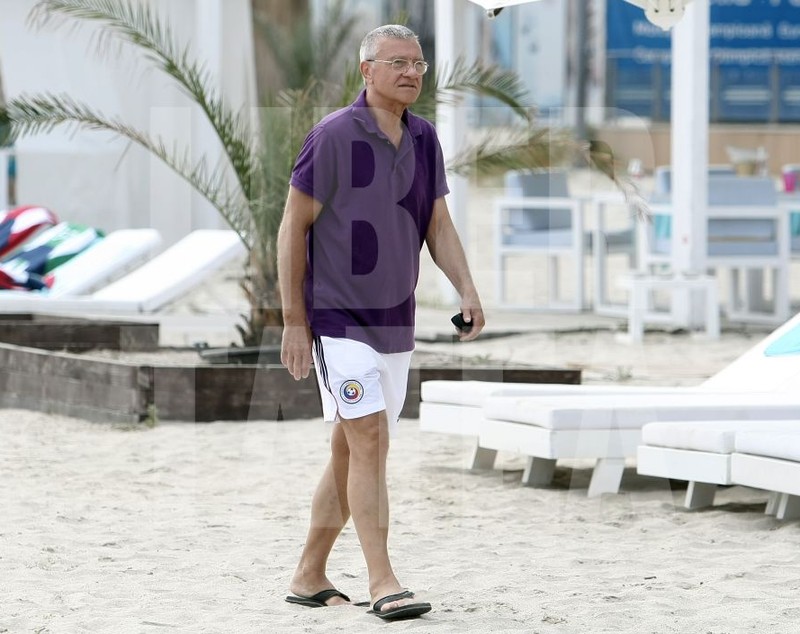 ”Nașul” și-a etalat pe Litoral fizicul de fotbalist! Sandu păstrează pe corp urmele luptei chinuitoare contra cancerului | FOTO