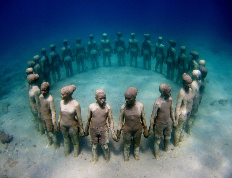 Sculptura se numește „Vicissitudes” și face parte din Parcul de Sculpturi Subacvatice Molinere (Molinere Underwater Sculpture Park), situat în Marea Caraibelor, în apropiere de coasta insulei Grenada.