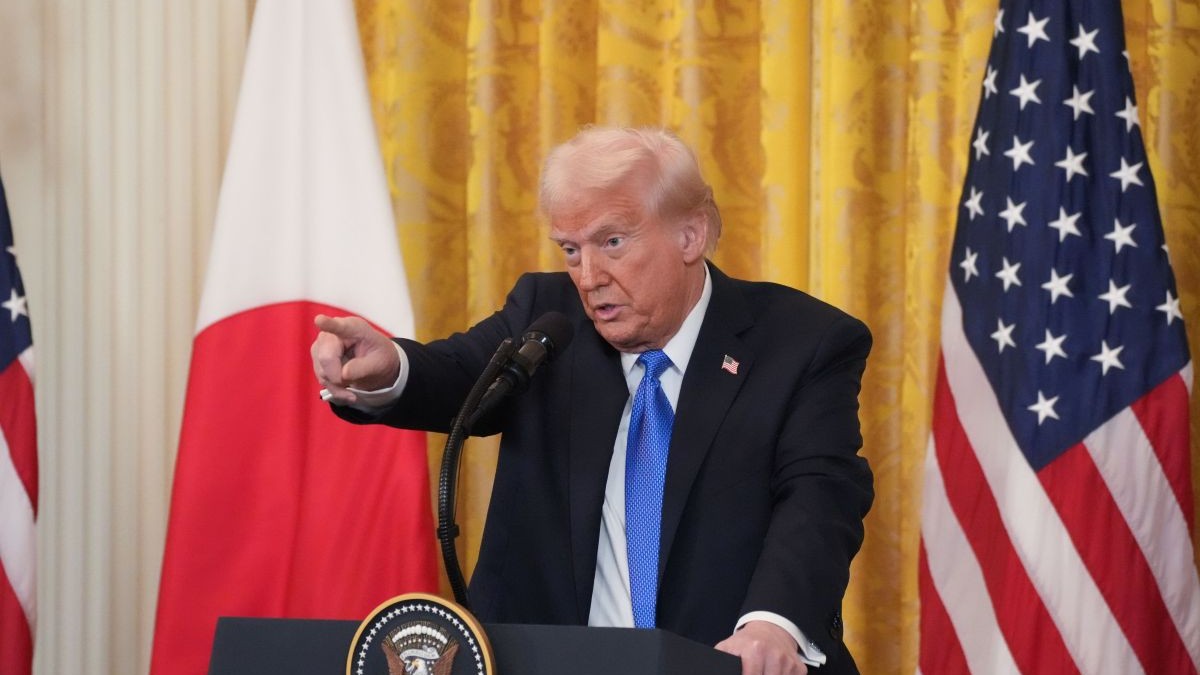 07 februarie 2025, Regatul Unit, Washington: Președintele american Donald Trump vorbește în timpul unei conferințe de presă cu premierul japonez Shigeru Ishiba după întâlnirea lor de la Casa Albă. Republicanul este îmbrăcat la costum și este agitat, arătând cu degetul către cineva