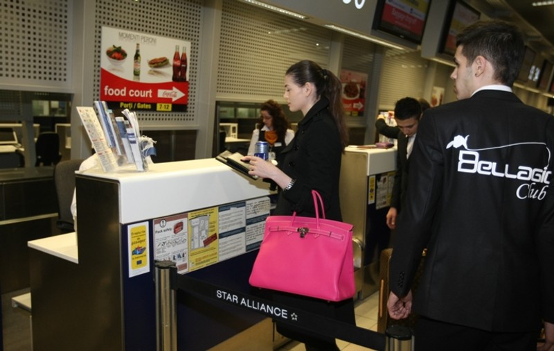 Viaţa e roz, roz e şi geanta! Moni şi-a luat zborul spre Mr. Pink cu geantă de mii de euro pe braţ | FOTO