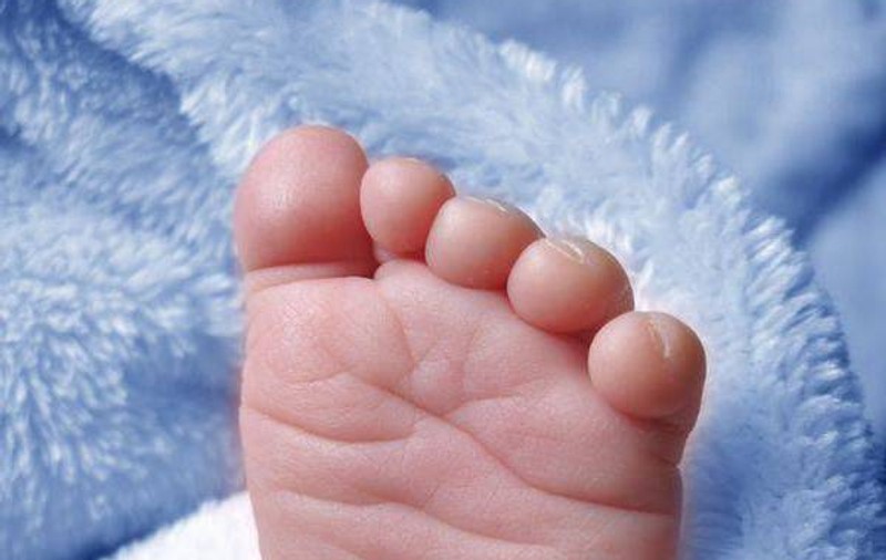 O femeie a aflat în ultimul trimestru de sarcină că va naște un copil cu malformații grave. Ce decizie a luat