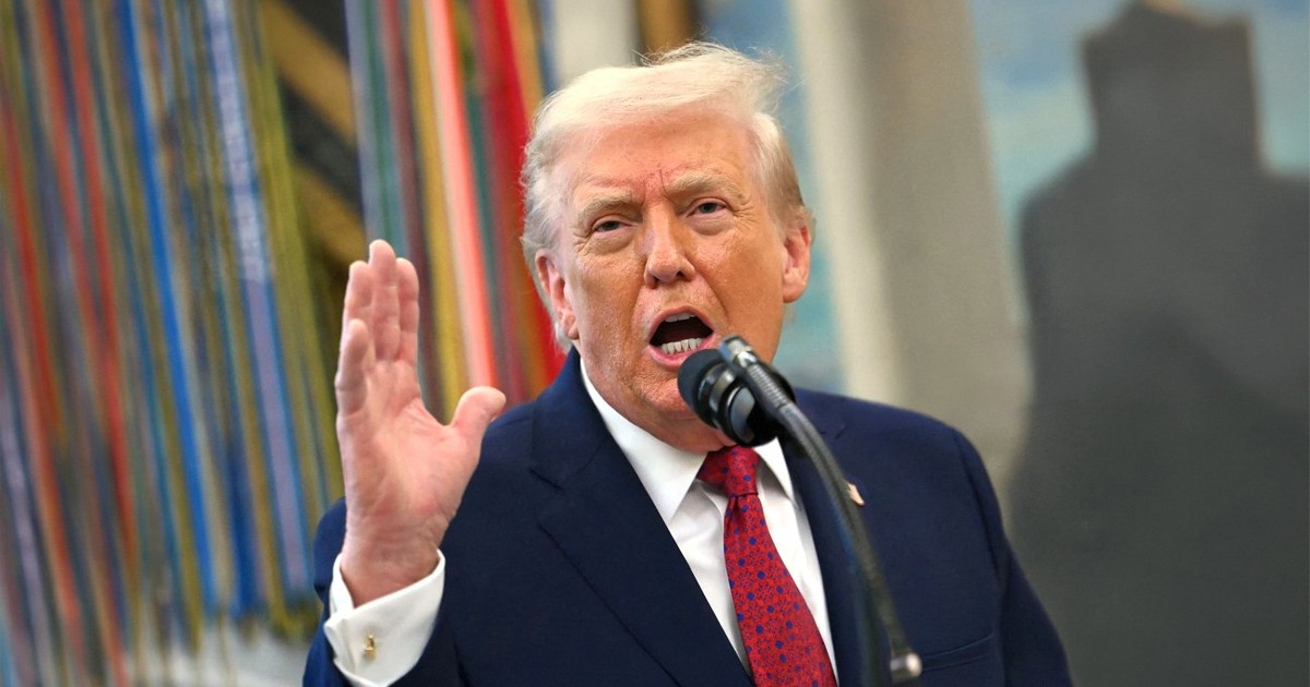 Președintele american Donald Trump vorbește la microfon, având mâna dreaptă ridicată