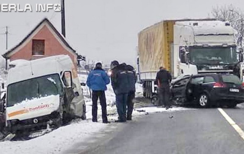 O mașină a intrat sub un TIR, în Maramureș. Un mort și cinci răniți |FOTO