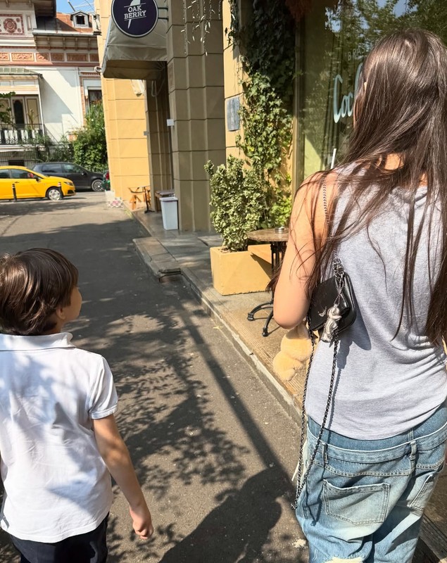 Minelli își plătește fata să îl adoarmă pe fratele mai mic. Câți bani îi dă zilnic: „Suntem în a doua lună, și-a luat salariul”