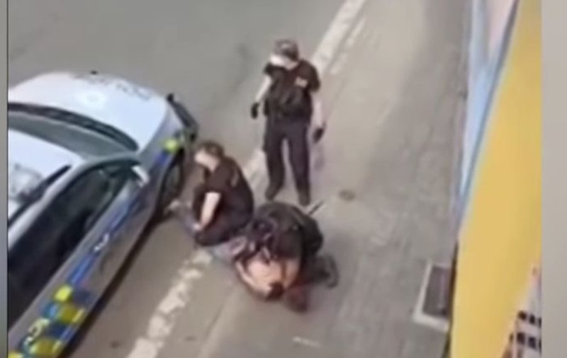 Cazul George Floyd al Cehiei. Un bărbat de etnie romă a murit după ce polițistul i-a pus genunchiul pe gât