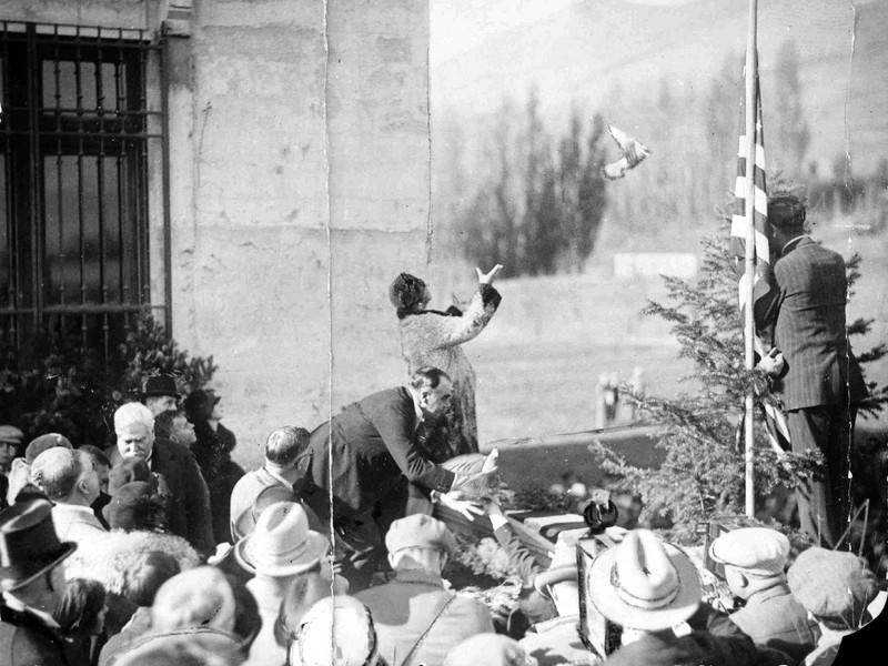 Regina Maria a României eliberând porumbei la inaugurarea Muzeului Maryhill în 1926. Sursa foto: Maryhill Museum of Art