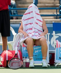 epa04885355 Romania's Simona Halep rests between games against Italy's Sara Errani in their semifinal match at the Rogers Cup women's tennis tournament in Toronto, Canada, 15 August 2015. Halep defeated Errani 6-4, 6-4. EPA/WARREN TODA