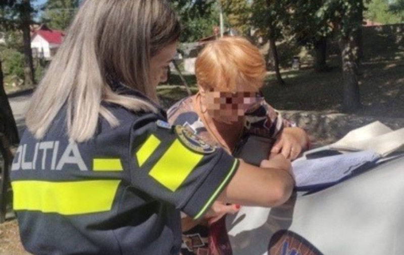 Ce a făcut o bătrână de 85 de ani după ce a găsit în Ocnele Mari portofelul plin cu bani și acte al unei turiste