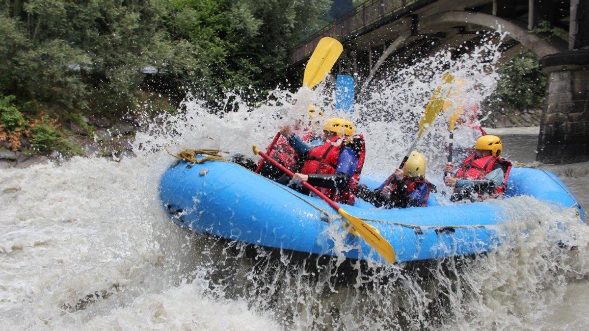 a căzut în râul Jiu în timp ce făcea rafting