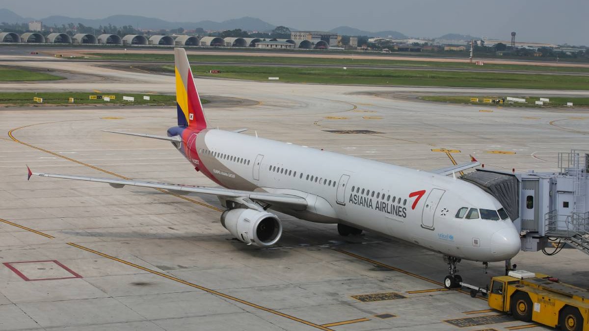 Airbus A321-200 de la Asiana Airlines, cu numărul de înmatriculare HL8257, așa cum se vede pe Aeroportul Internațional Noi Bai HAN VVNB din Hanoi, Vietnam.