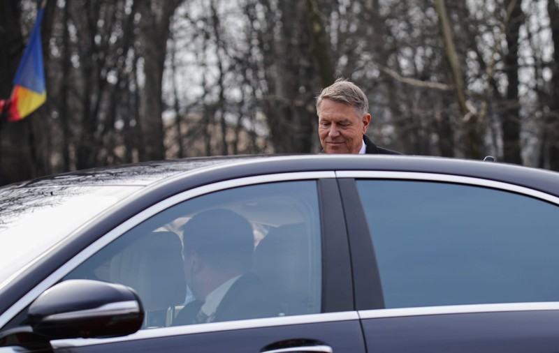 Klaus Iohannis a transmis un ultim mesaj, înainte să se urce în mașină și să iasă pe poarta de la Cotroceni