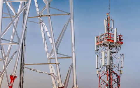 Antena radio vopsită în alb și roșu
