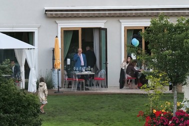 Imagine din exteriorul restaurantului Da Vinci din Cluj, cu câțiva oameni afară. Vremea capricioasă i-a ținut înăuntru pe marea majoritate a celor peste 100 de invitați