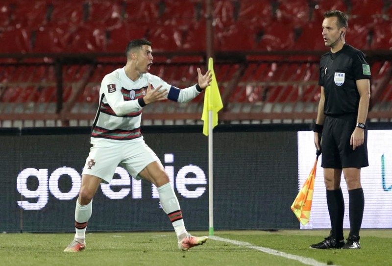 epaselect epa09102241 Portugal?s Cristiano Ronaldo (L) argues with assistant referee during the FIFA World Cup 2022 qualifying soccer match between Serbia and Portugal in Belgrade, Serbia, 27 March 2021. EPA-EFE/Andrej Cukic