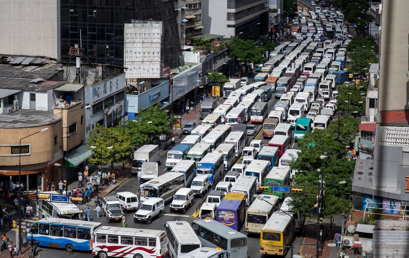 Protest în Venezuela: Șoferii de autobuz au blocat complet străzile din Caracas | FOTO