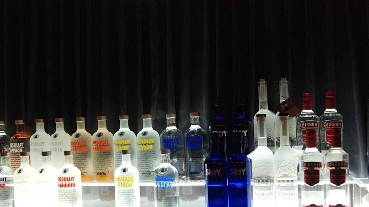 Muzeul votcii poloneze va fi inaugurat în Varşovia. Mai multe sticle de votcă, pe un bar
