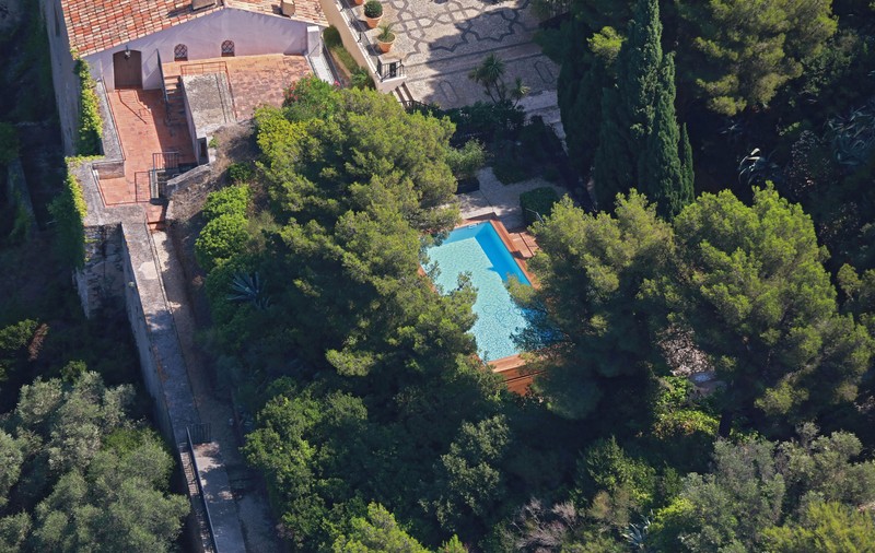 FOTO | Emmanuel și Brigitte Macron au construit o piscină de 34.000 de euro într-o fortăreaţă medievală