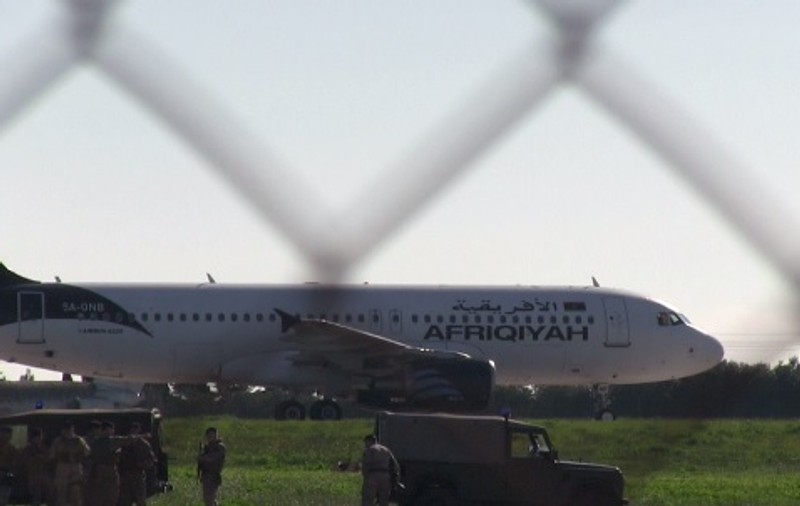 UPDATE. Avion cu 118 oameni la bord, deturnat în Malta. Toți pasagerii au fost eliberați, iar pirații aerului au fost arestați