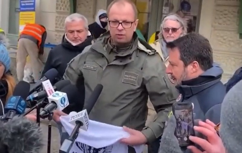 VIDEO. Un cunoscut politician italian s-a dus în vizită într-un oraș în Polonia. A primit un cadou și apoi a fost expediat la granița cu Ucraina: „Vezi ce a făcut prietenul tău”
