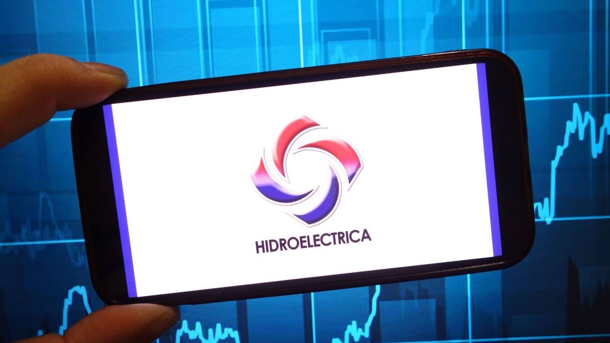 Telefonul unui ecran care arată logo-ul companiei de stat Hidroelectrica