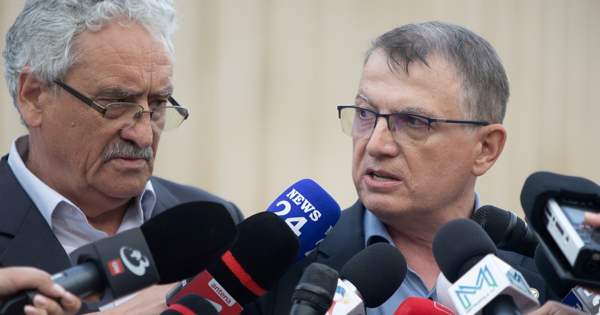 Lideri de sindicat din educatie in timp ce dau un interviu