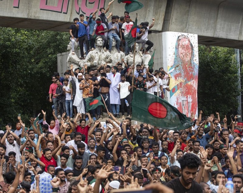 Haos în Bangladesh. Premierul a demisionat și a părăsit țara, în timp ce protestatarii îi luau cu asalt reședința oficială
